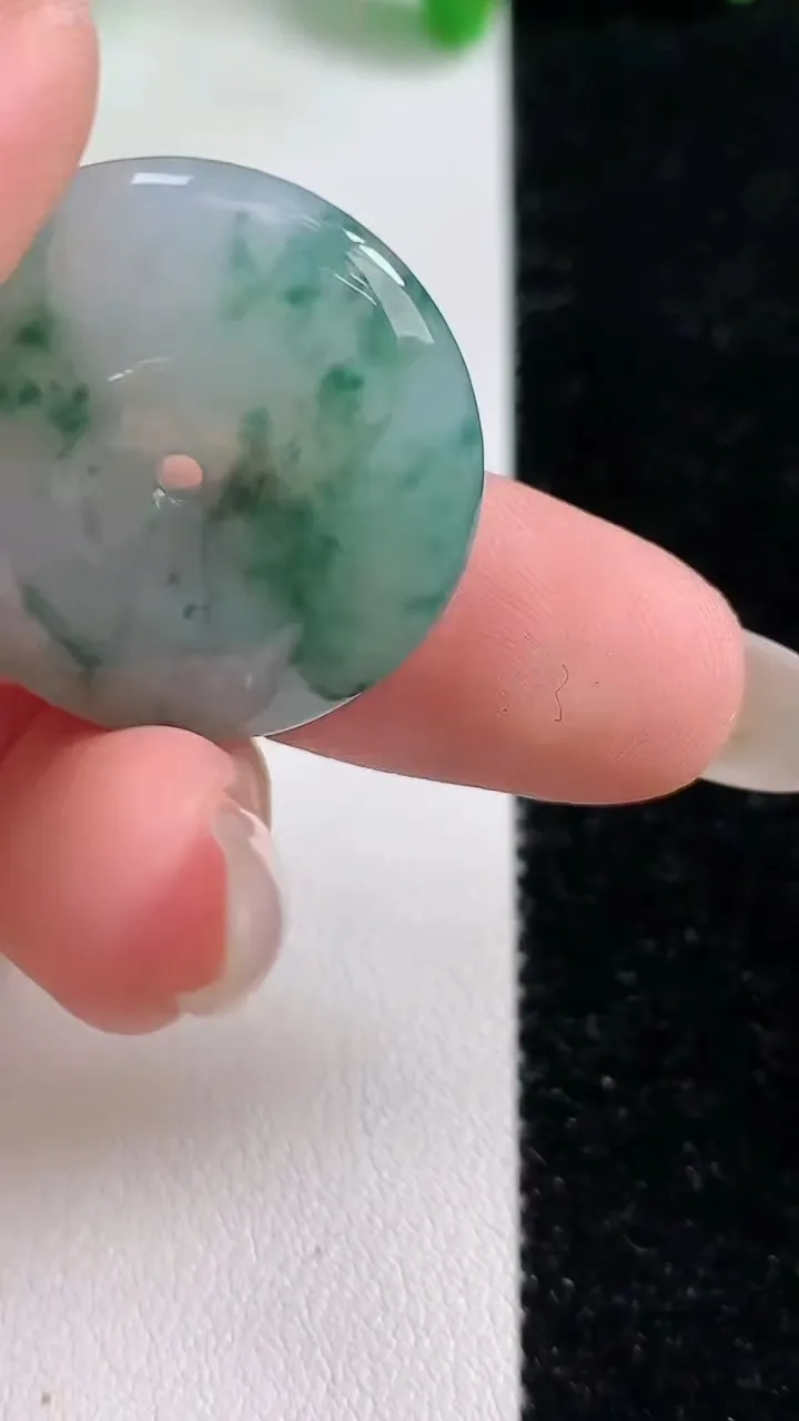 天然A货翡翠飘花平安扣吊坠，尺寸26.6-5.8，重:8.01g
10月29日