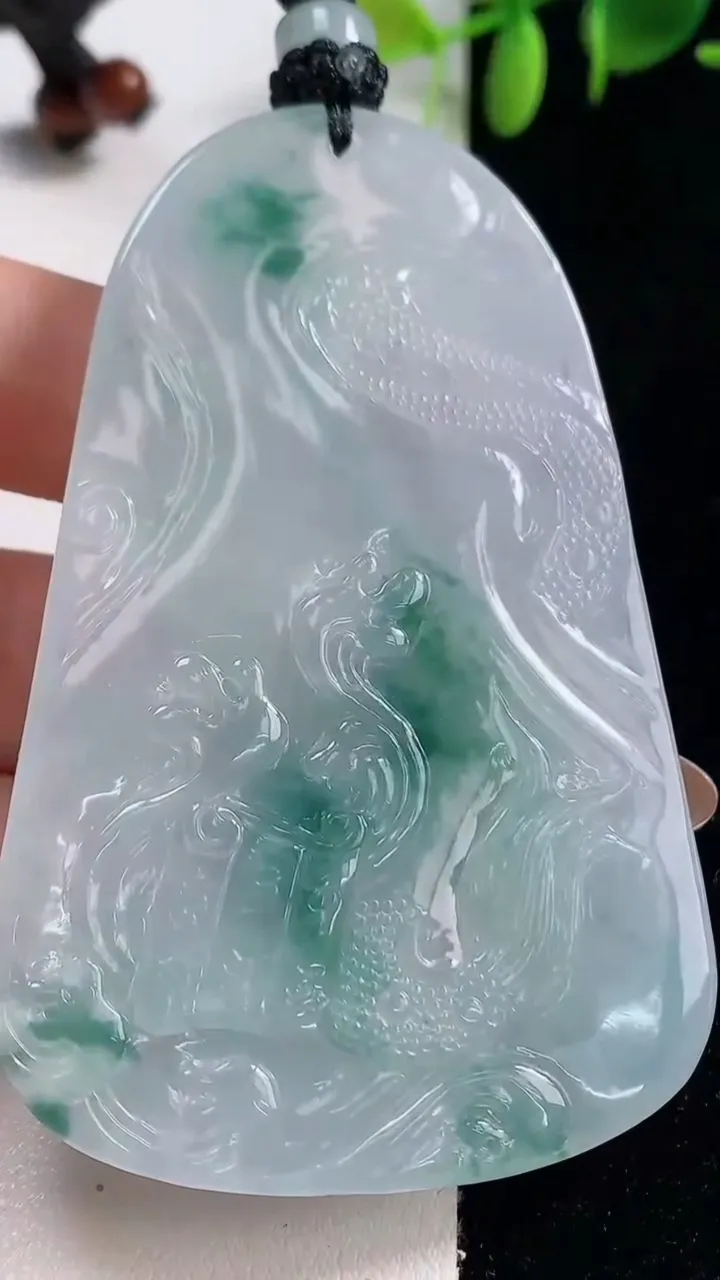 天然A货翡翠种飘花祥龙大日如来吊坠，尺寸74-48-8.2，重量:58.00g
10月29日