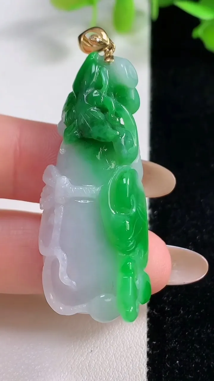 天然A货翡翠葫芦吊坠，尺寸46.8-19.5-10.5，重量:15.79g
10月29日