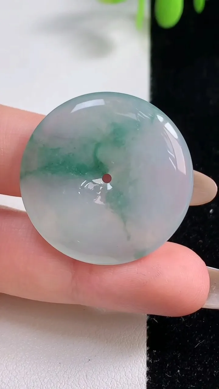 天然A货翡翠冰种飘花平安扣吊坠，尺寸30.8-5，重量:10.00g
10月29日