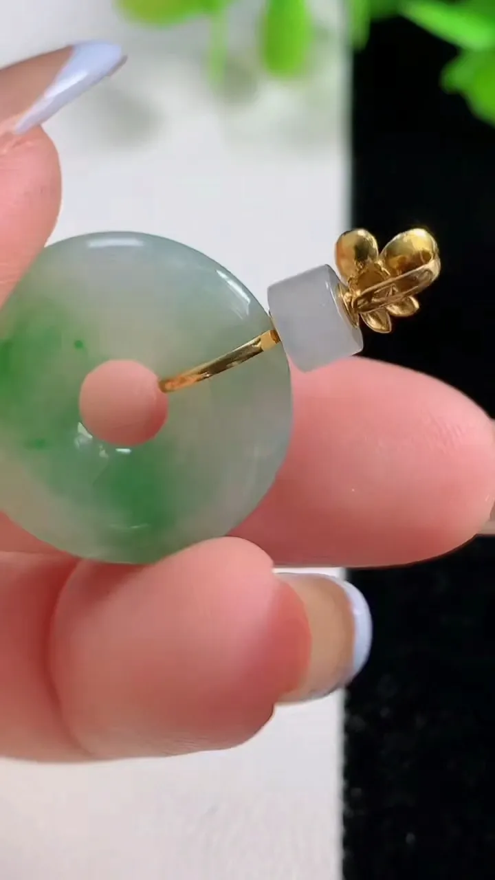 天然A货翡翠平安环吊坠，尺寸21.3-3.6，重量:3.98g
10月29日