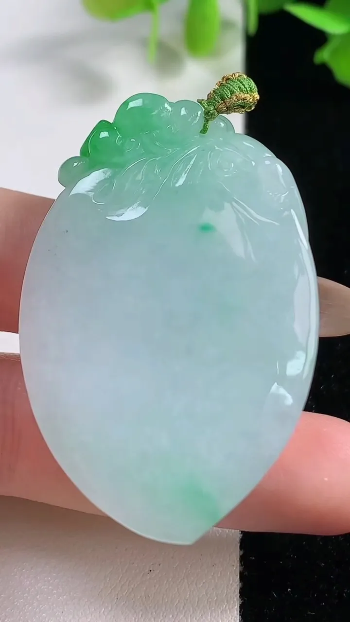 天然A货翡翠寿桃吊坠，尺寸48.8-31.3-10.7，重量:32.89g
10月29日