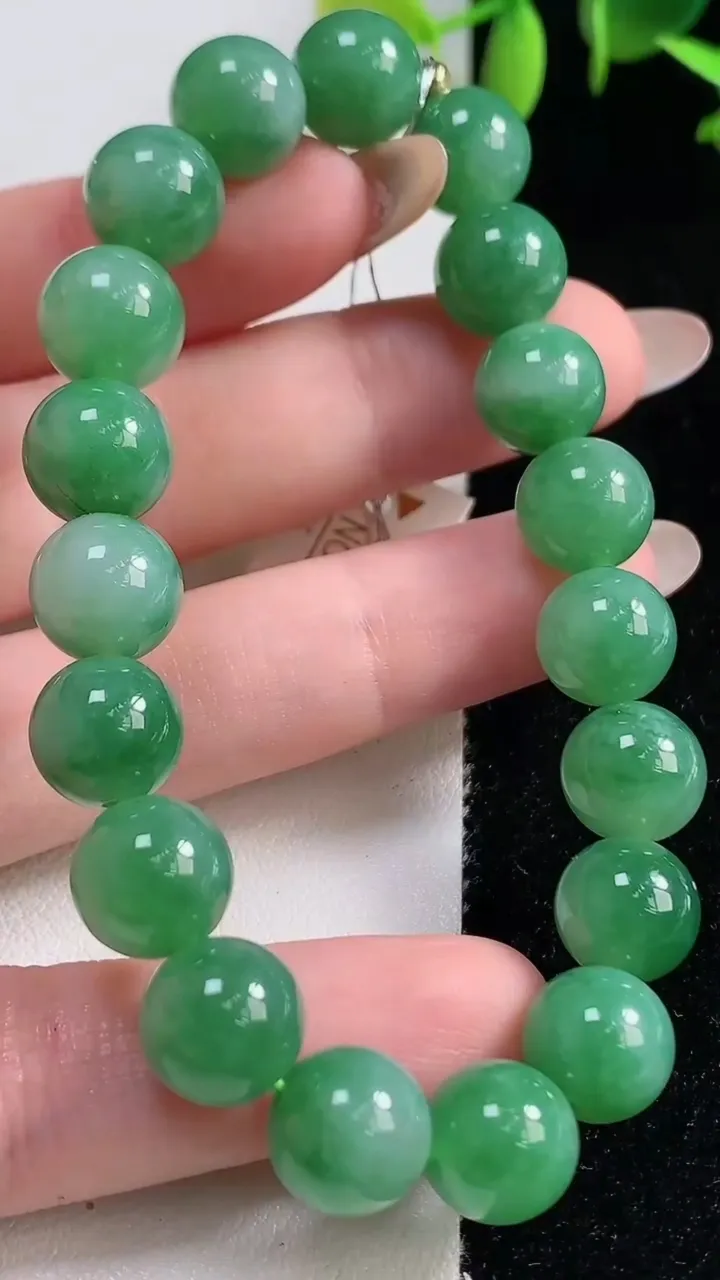 天然A货翡翠圆珠手串，尺寸10-19颗，重量:31.96g10月29日
工厂直销收藏佳品,种好水足，色泽均匀，有种有色，上手高大气！