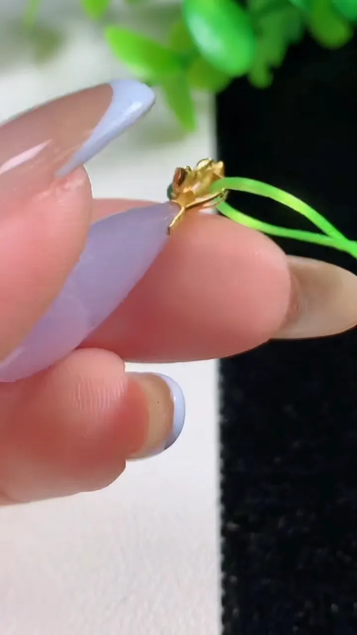 天然A货翡翠18K金紫罗兰水滴吊坠，尺寸20.8-13.6-8.5，重量:3.84g
10月29日