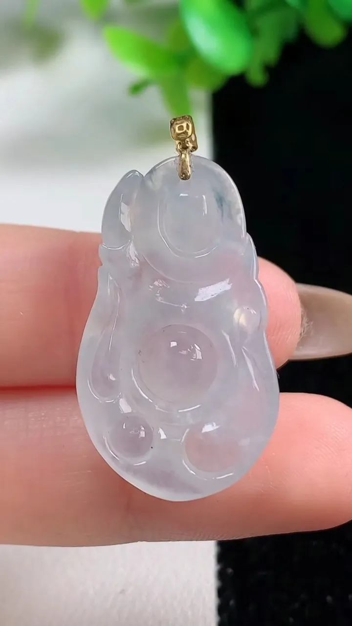 天然A货翡翠种白冰布袋佛吊坠，尺寸29.7-17.6-5.8，重量:5.21g
10月29日