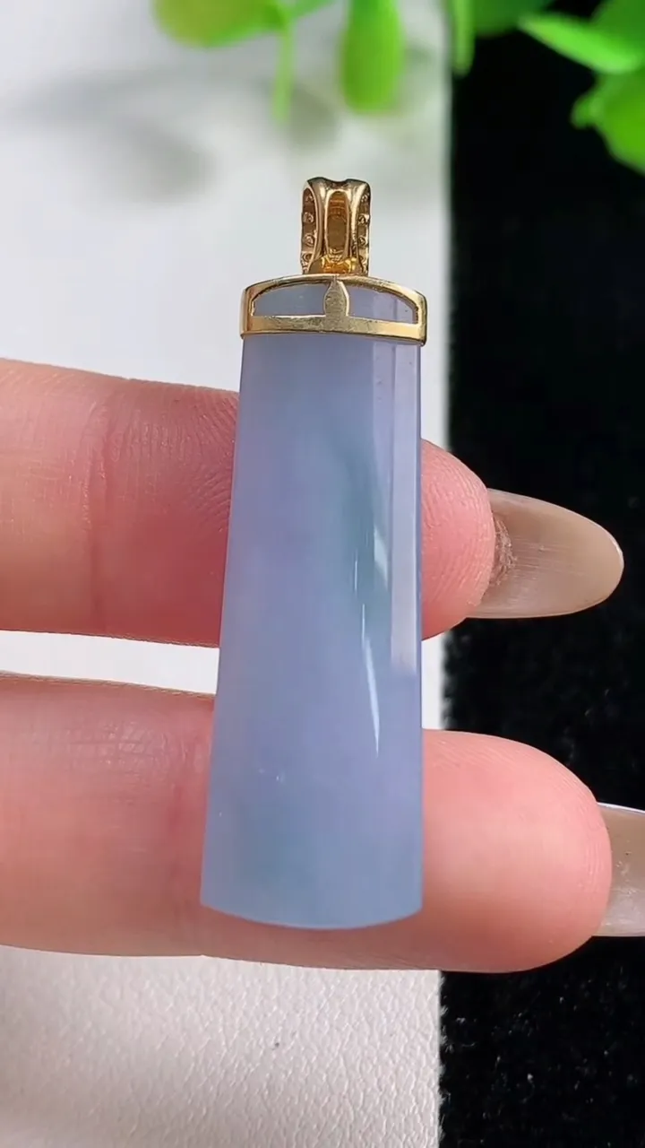 天然A货翡翠18K金紫罗兰无事牌吊坠，尺寸35.2-11.3-4.9，重量:5.45g
10月29日