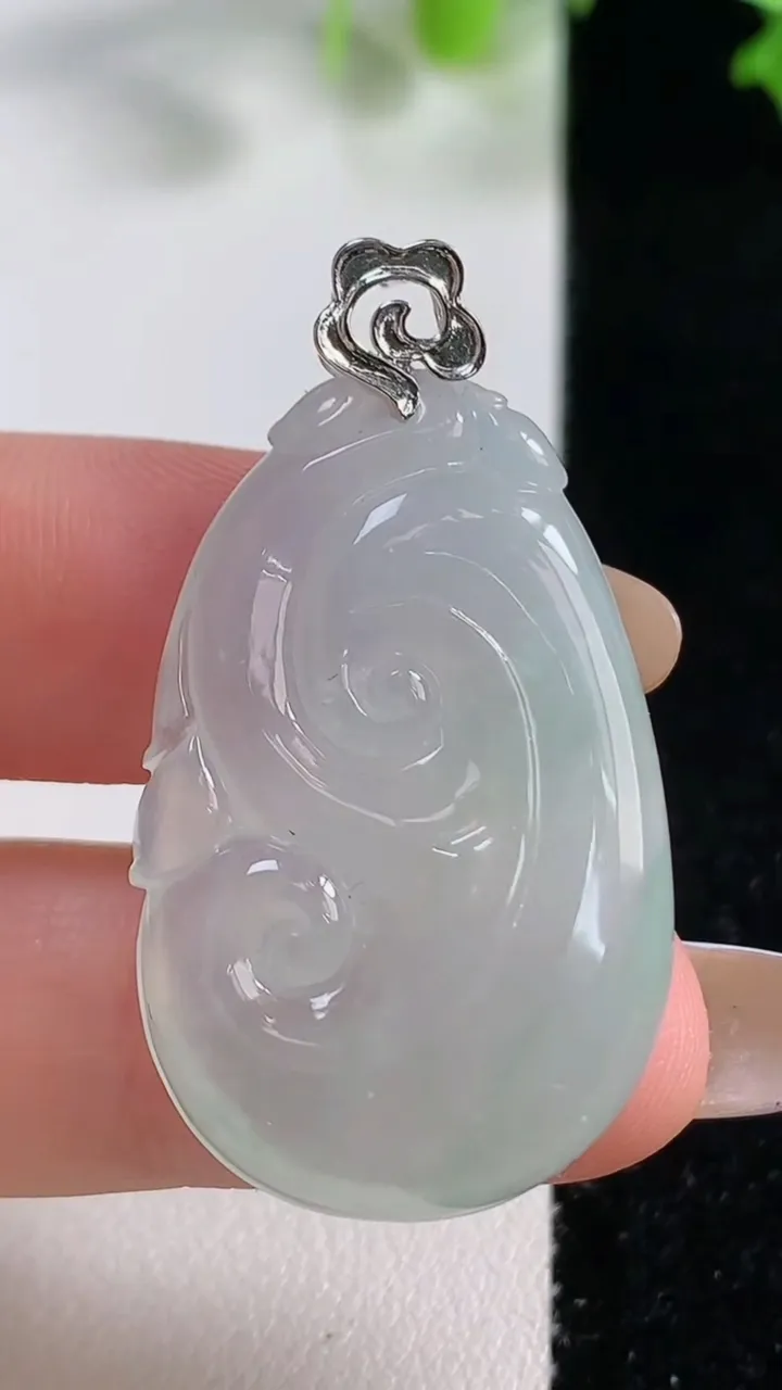 天然A货翡翠种白冰如意吊坠，尺寸32.7-21.8-5.2，重量:8.42g
10月29日