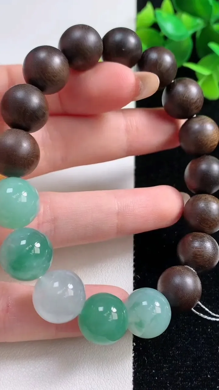 天然A货翡翠圆珠手串，尺寸12.8，重量:31.74g10月29日
工厂直销收藏佳品,种好水足，色泽