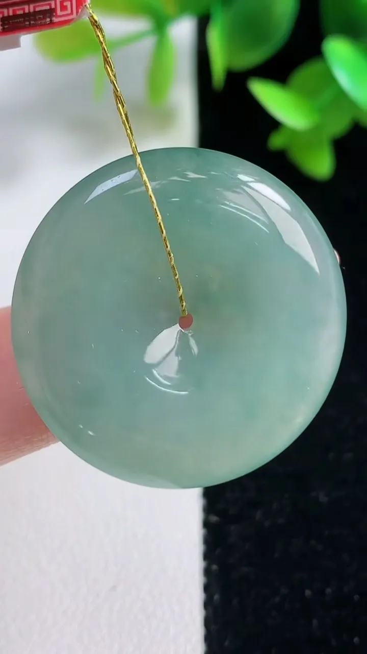 天然A货翡翠平安扣吊坠，尺寸30-5.7，重量:11.80g
10月29日