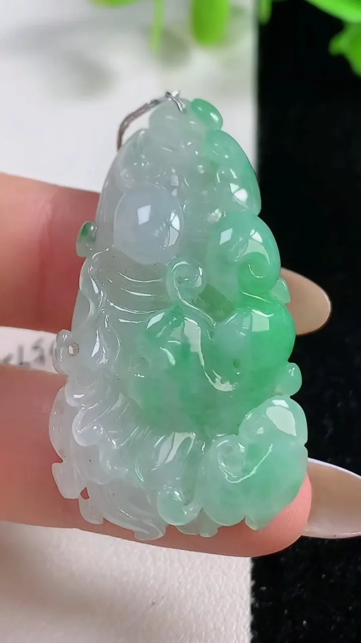 天然A货翡翠白菜吊坠，尺寸44.7-24-10，重量:17.83g
10月29日