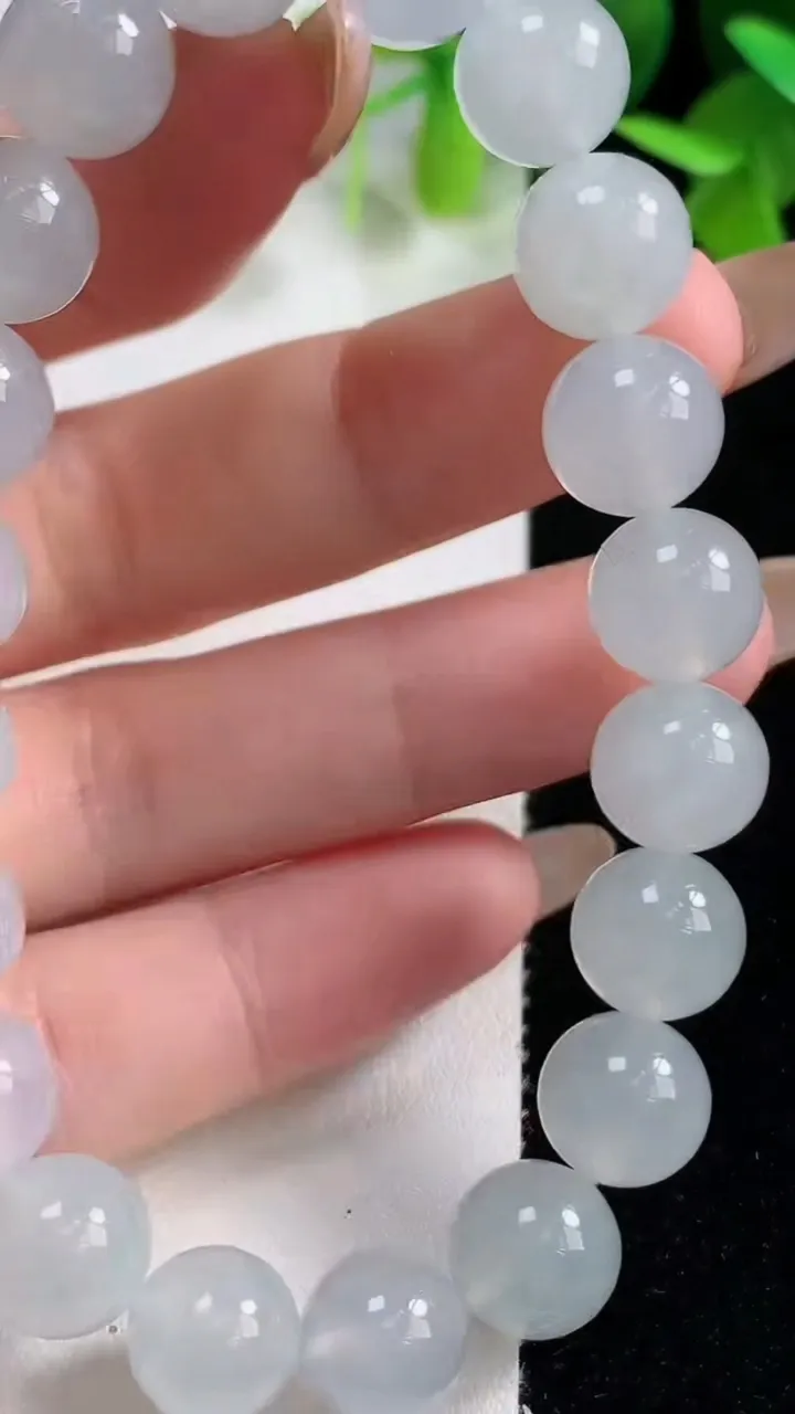 天然A货翡翠种白冰圆珠手串，尺寸10-20颗，重量:33.96g10月29日
工厂直销收藏佳品,种好水足，色泽均匀，有种有色，上手高大气！