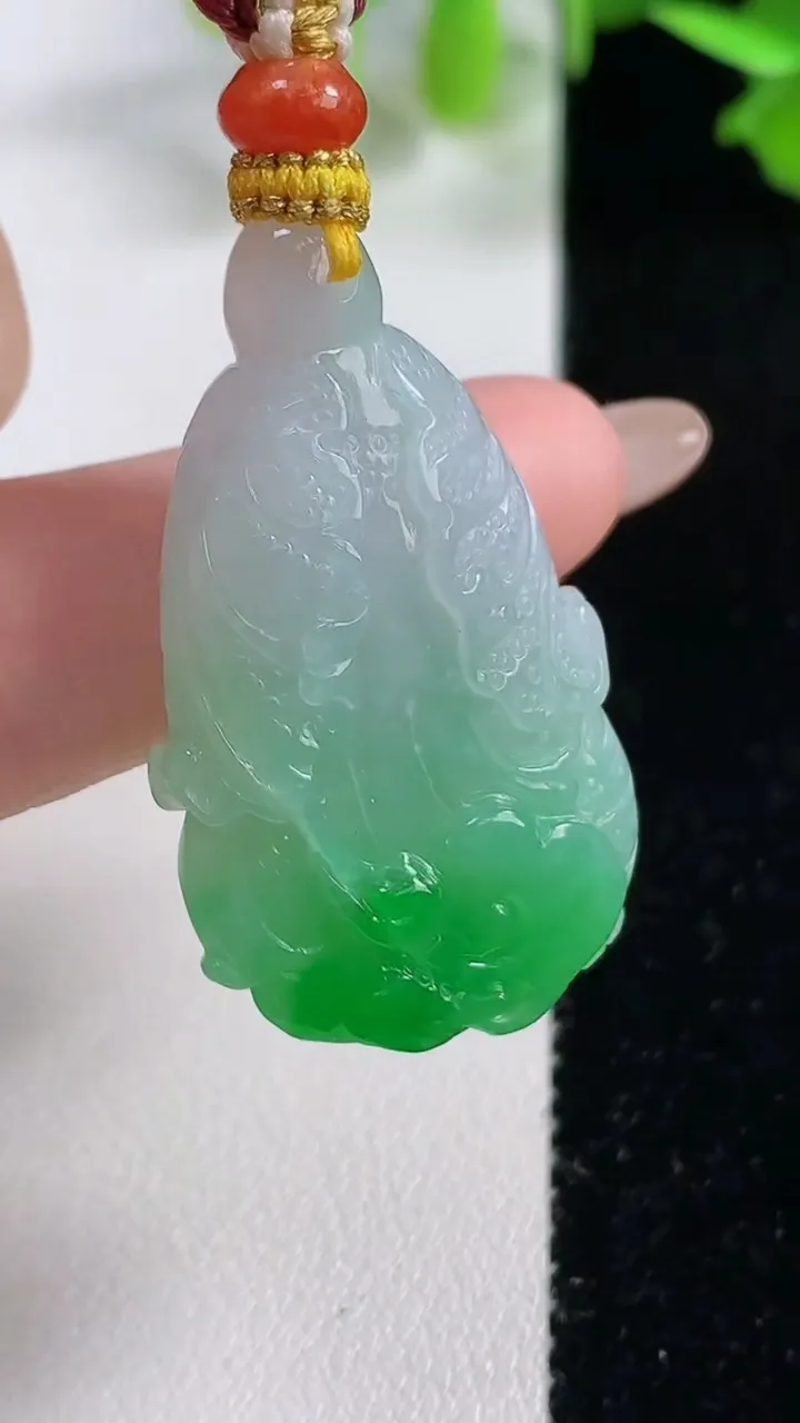 天然A货翡翠白菜吊坠，尺寸37-22.5-7.7，重量:15.11g
10月29日