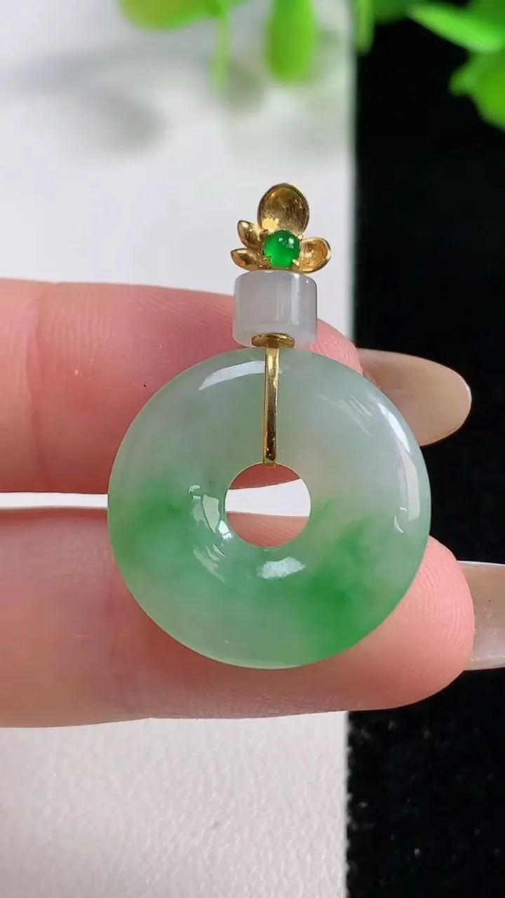 天然A货翡翠平安环吊坠，尺寸21.3-3.6，重量:3.98g
10月29日