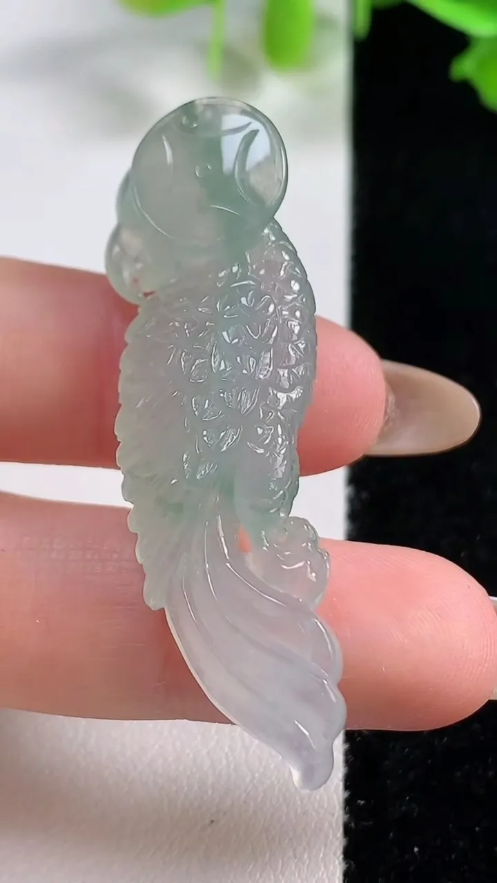 天然A货翡翠冰种飘花鸟语花香吊坠，尺寸50.5-13.2-9.3，重量:10.17g
10月29日