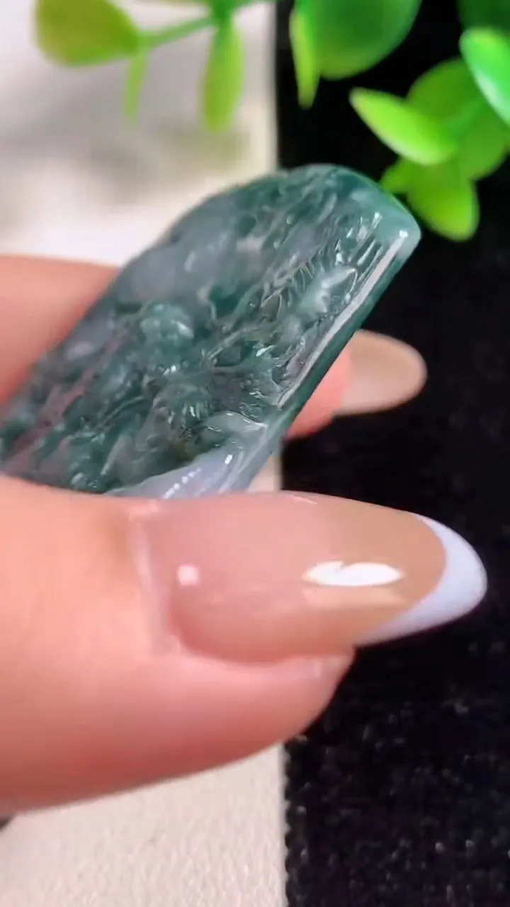 天然A货翡翠飘花祥龙财神爷吊坠，尺寸58-38.6-5.2，重量:25.40g
10月29日