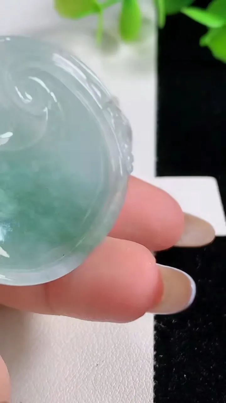 天然A货翡翠如意吊坠，尺寸54.7-42-5.6，重量:23.77g
10月29日