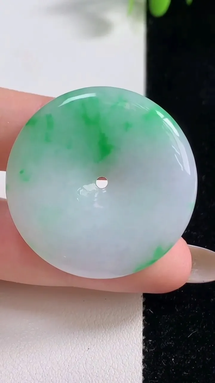 天然A货翡翠平安扣吊坠，尺寸36-5，重量:16.60g
10月29日