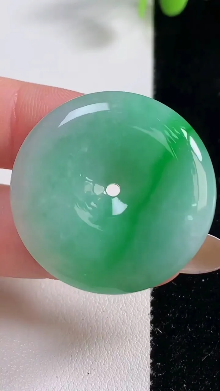 天然A货翡翠平安扣吊坠，尺寸33.1-5.8，重量:13.84g
10月29日