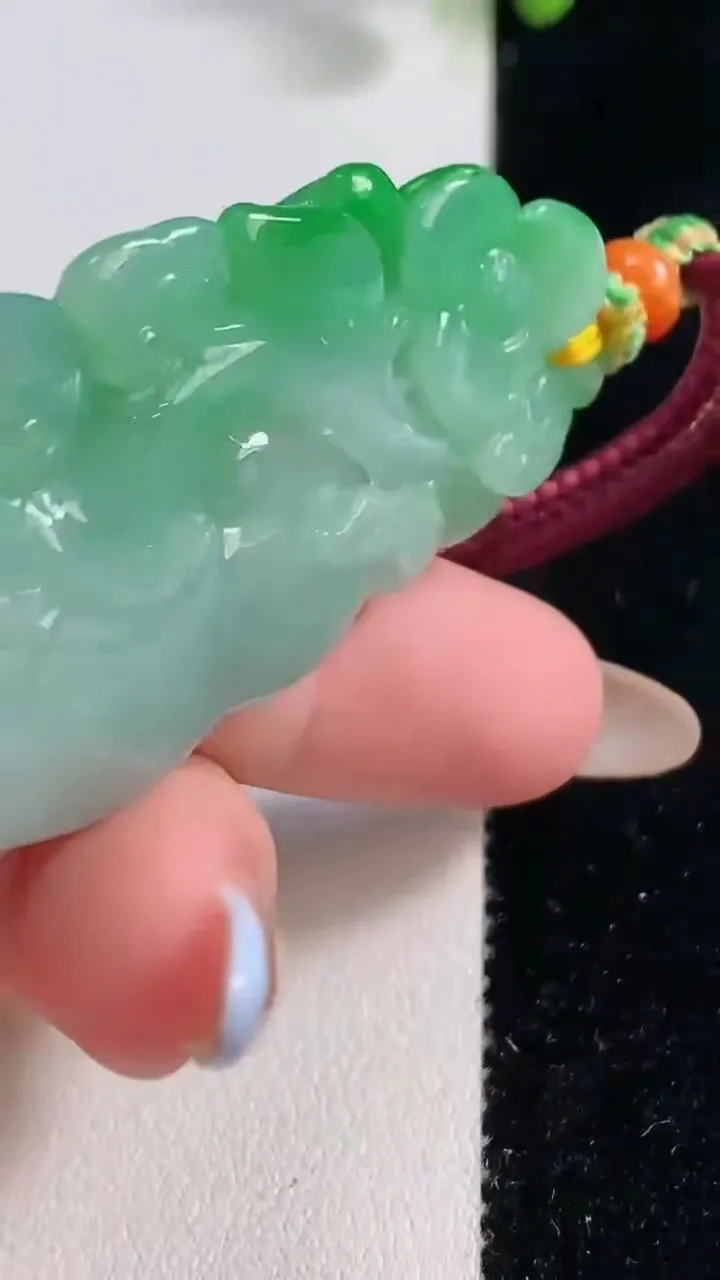 天然A货翡翠金蟾吊坠，尺寸53.8-26.4-11.7，重量:34.64g
10月29日