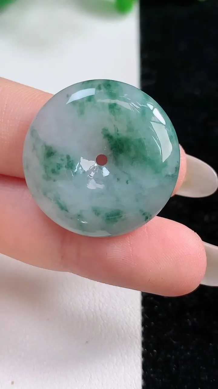 天然A货翡翠飘花平安扣吊坠，尺寸26.6-5.8，重:8.01g
10月29日