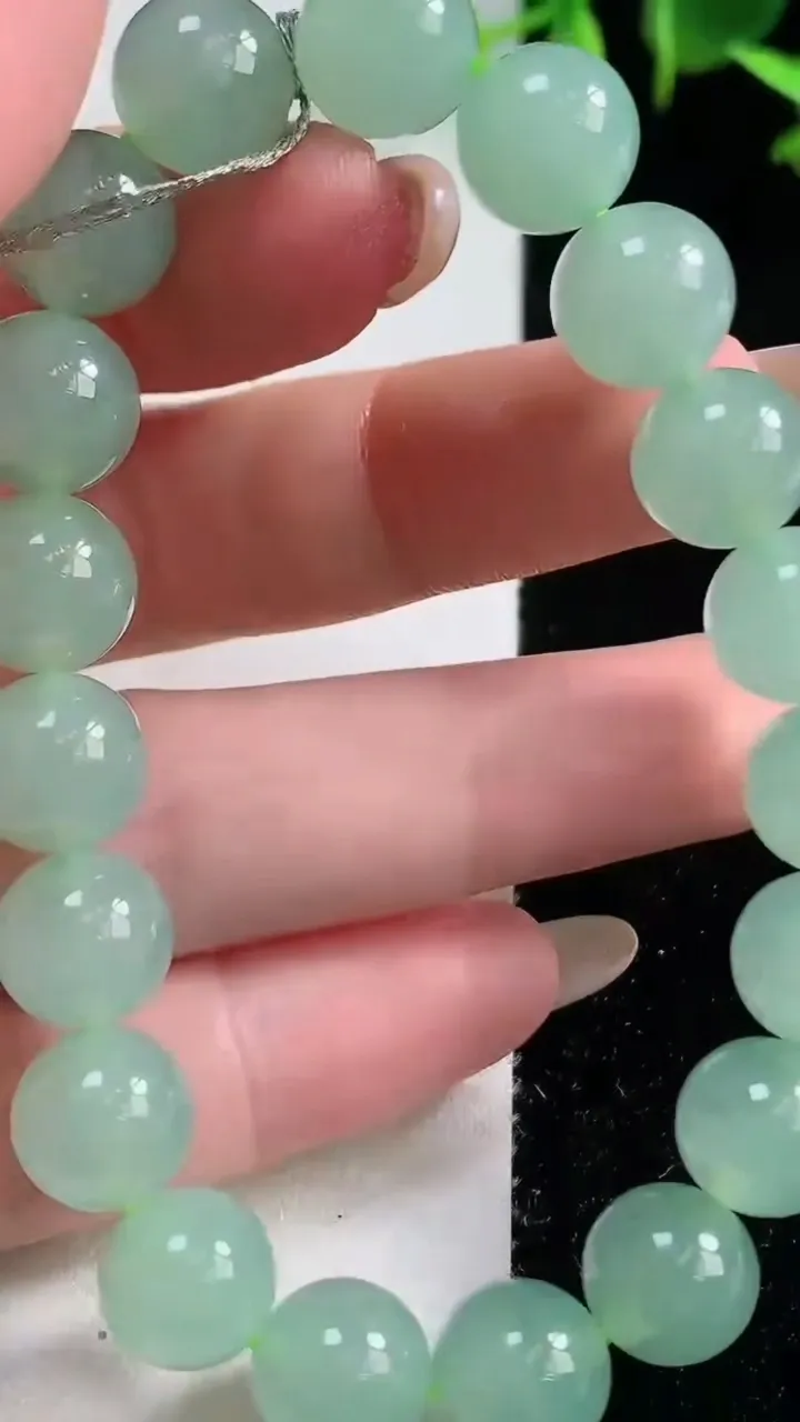 天然A货翡翠圆珠手串，尺寸10-19颗，重量:33.44g10月29日
工厂直销收藏佳品,种好水足，色泽均匀，有种有色，上手高大气！