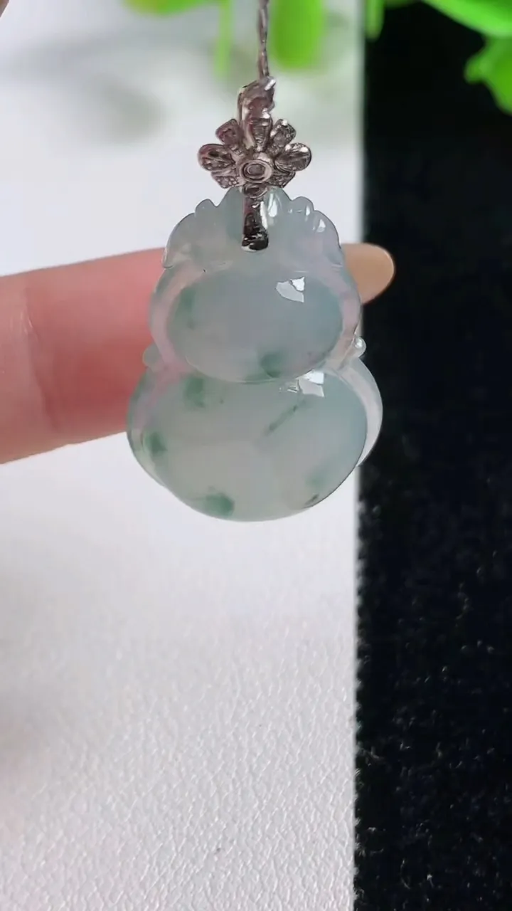 天然A货翡翠种飘花葫芦吊坠，尺寸32-18.7-6，重量:5.70g
10月29日