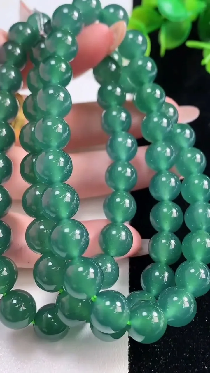 天然A货翡翠圆珠项链，尺寸10-68颗，重量:115.03g10月29日
工厂直销收藏佳品,种好水足，色泽均匀，有种有色，上手高大气！