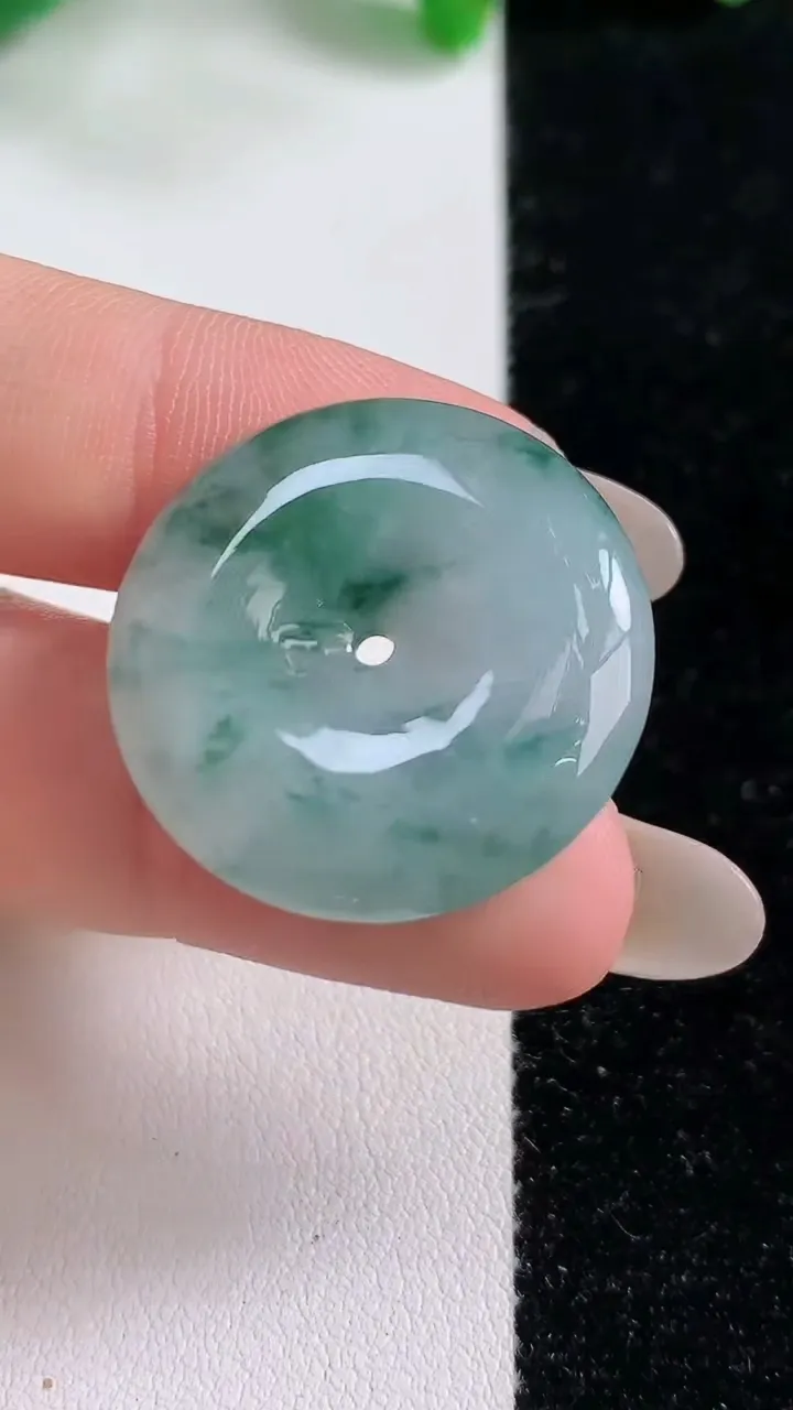 天然A货翡翠飘花平安扣吊坠，尺寸26.6-5.8，重:8.01g
10月29日