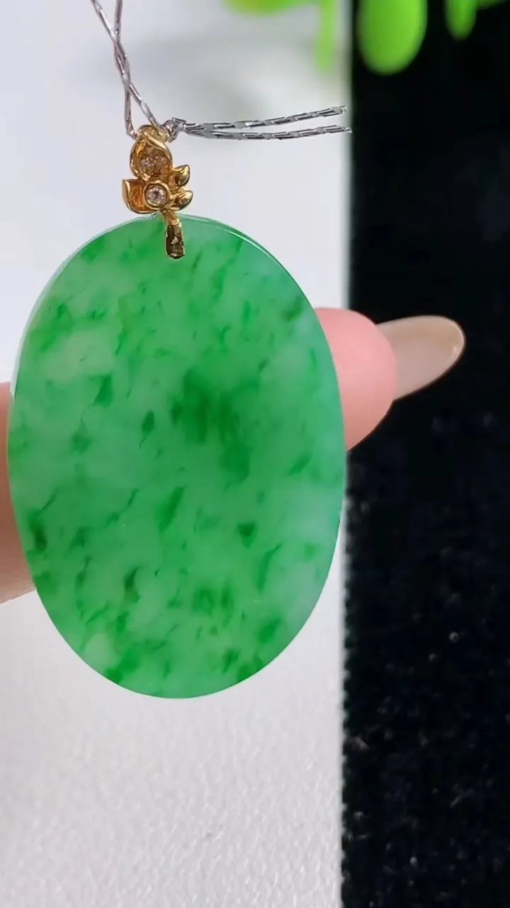 天然A货翡翠无事牌吊坠，尺寸31.8-22-2.9，重量:6.31g
10月29日