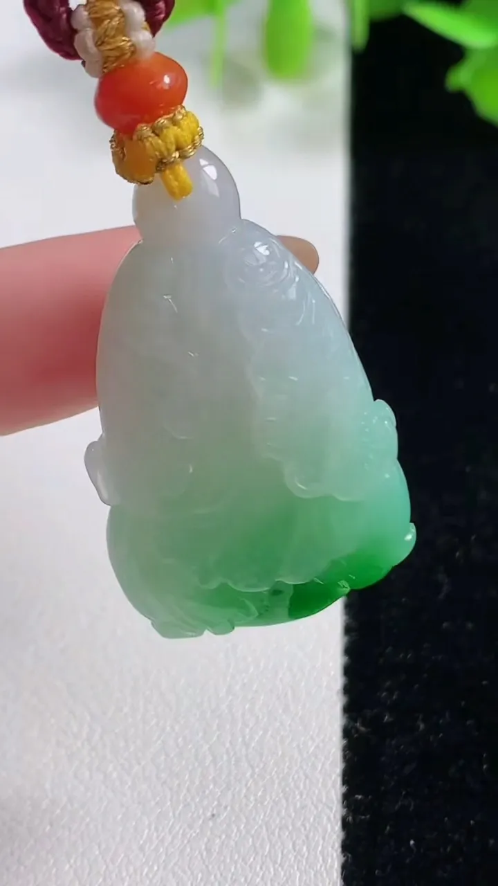 天然A货翡翠白菜吊坠，尺寸37-22.5-7.7，重量:15.11g
10月29日