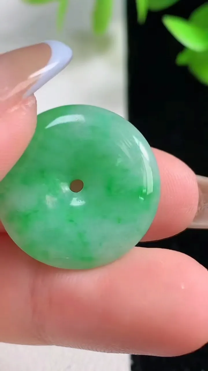 天然A货翡翠平安扣吊坠，尺寸22-4.6，重量:5.05g
10月29日