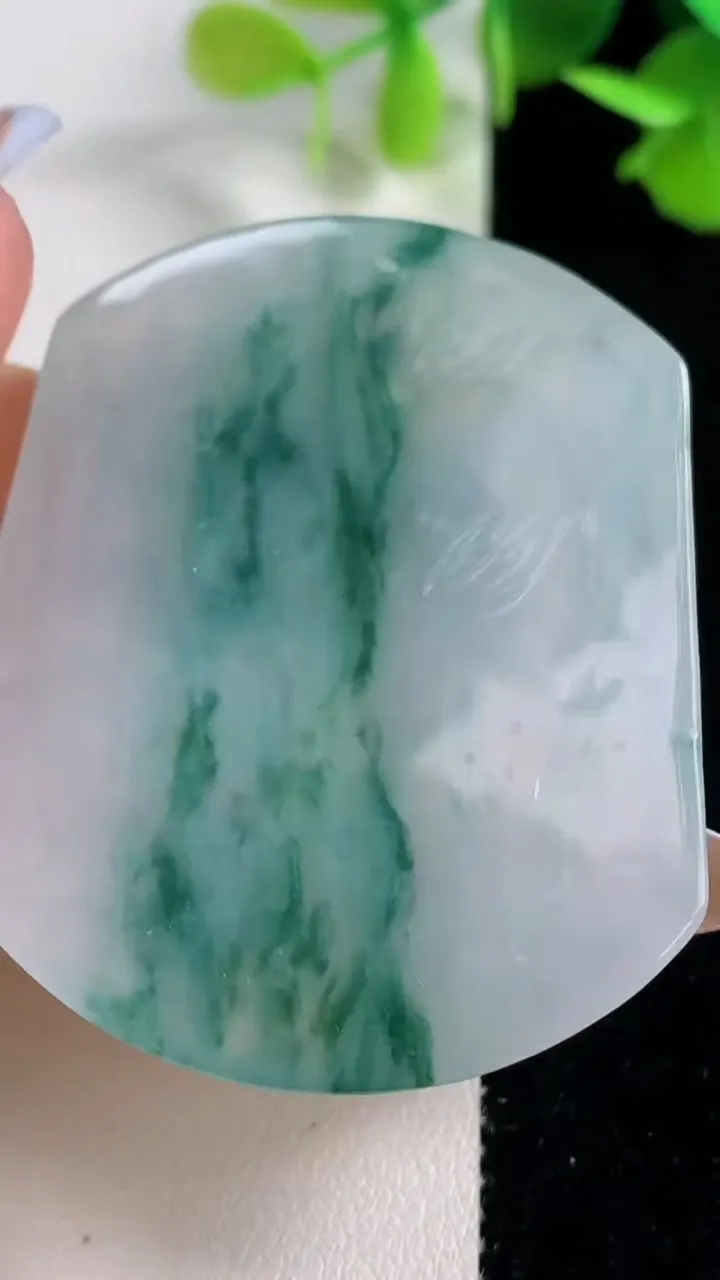 天然A货翡翠冰种飘花生肖鸡吊坠，尺寸53-44.2-5.2，重量:28.12g
10月29日