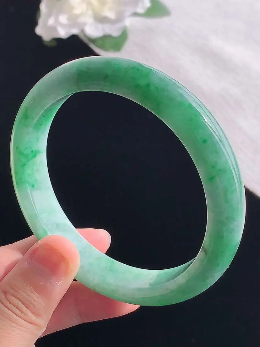 a货翡翠老坑冰种飘绿正装正圈手镯62-63大圈口  尺寸62.2×12.8×8.8mm 重量66.5