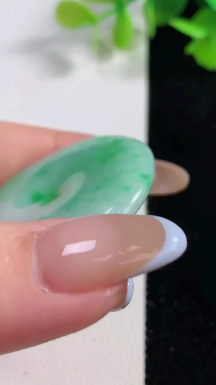 天然A货翡翠平安扣吊坠，尺寸39.8-6.7，重量:22.98g
10月29日