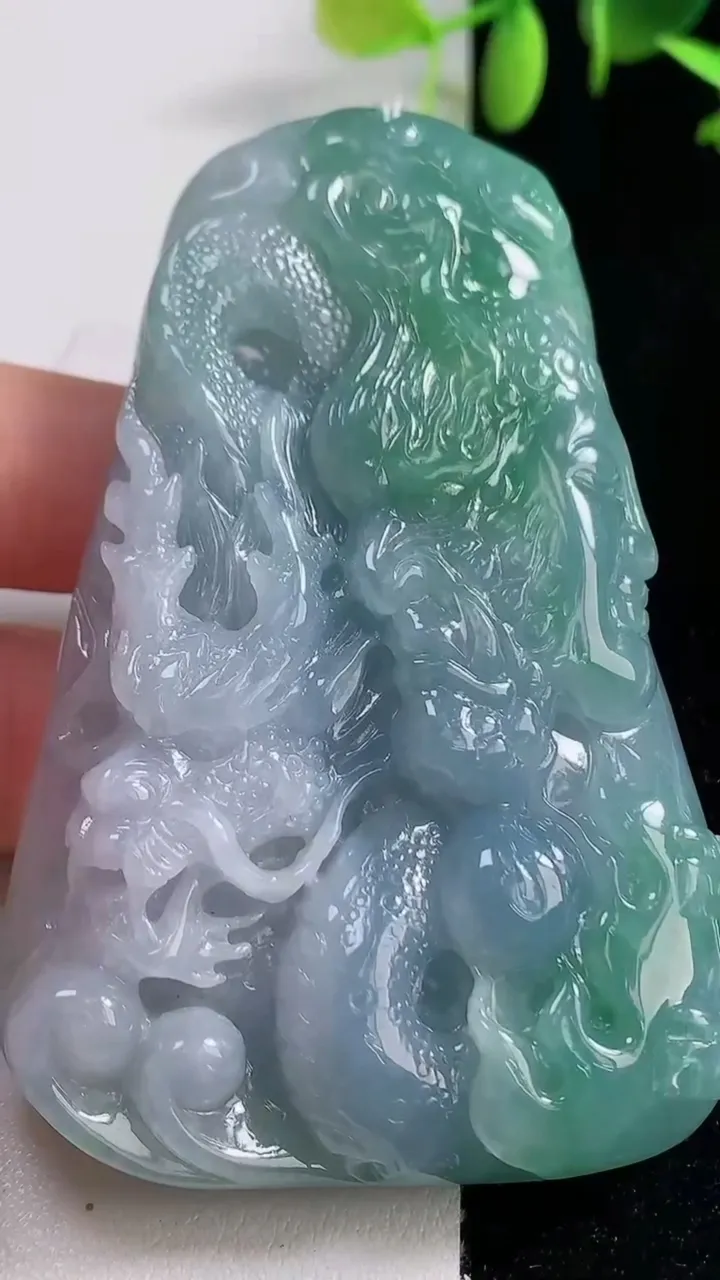 天然A货翡翠种春带彩紫罗兰一念之间吊坠，尺寸76.8-48-11.9，重量:92.97g
10月29日