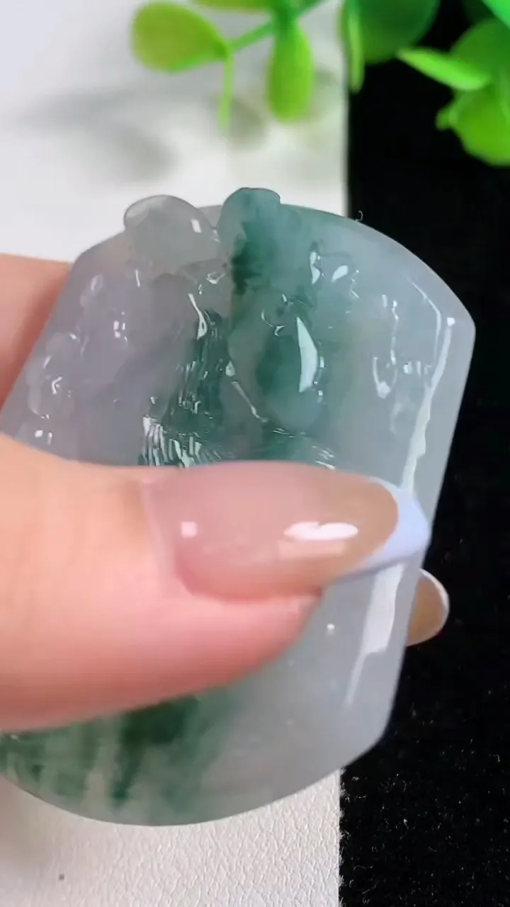 天然A货翡翠冰种飘花生肖鸡吊坠，尺寸53-44.2-5.2，重量:28.12g
10月29日