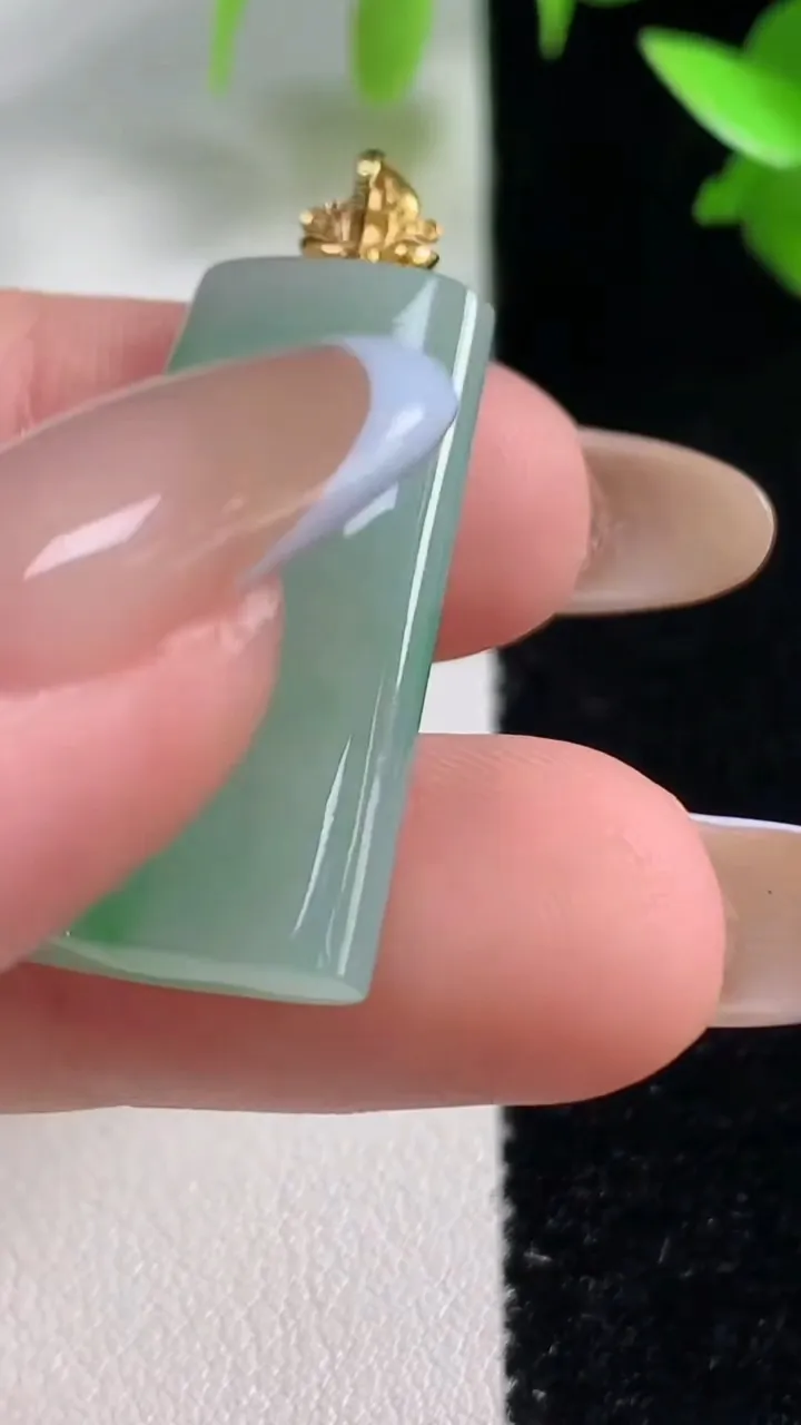 天然A货翡翠无事牌吊坠，尺寸29-16-4.2，重量:5.10g
10月29日