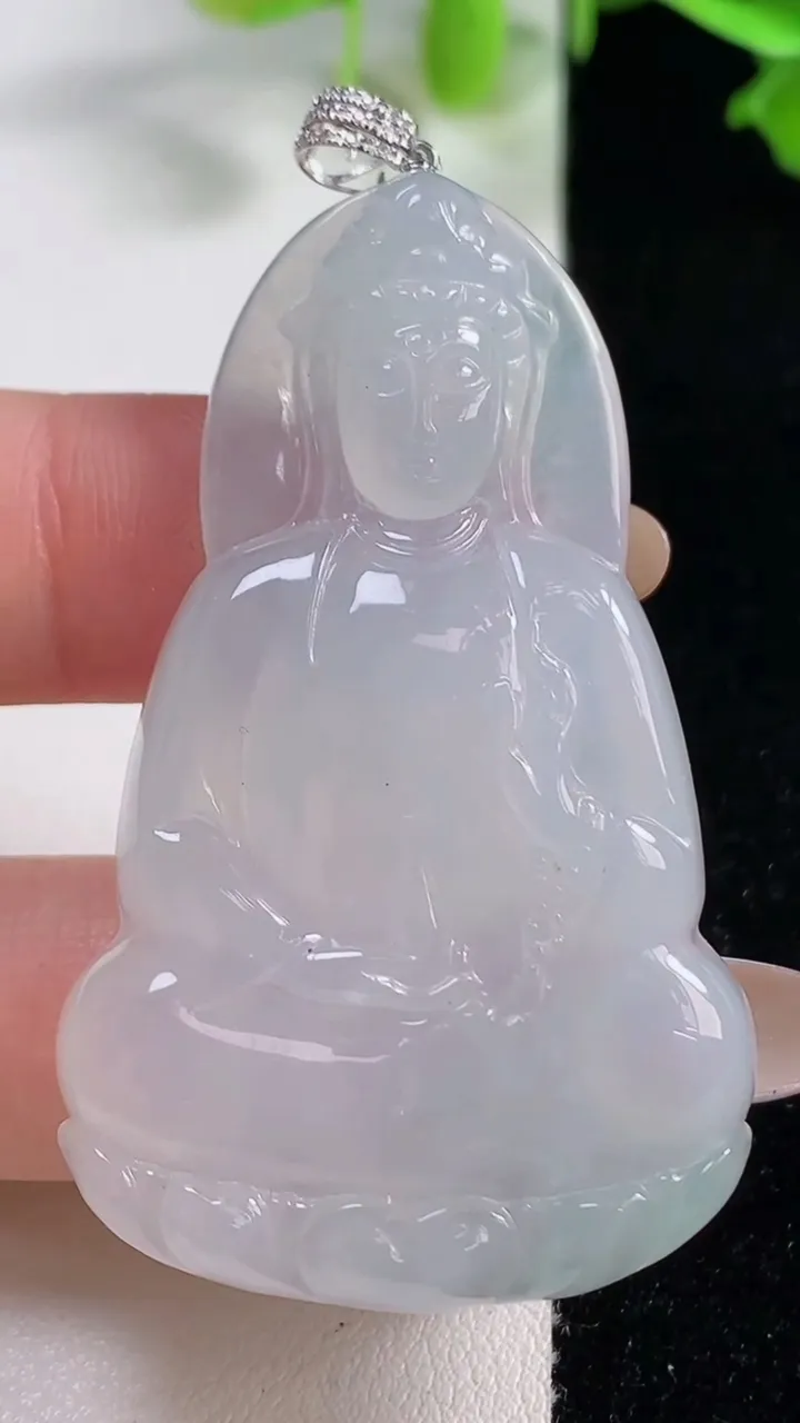 天然A货翡翠种白冰观音菩萨吊坠，尺寸52.8-32.3-6.3，重量:19.21g
10月29日