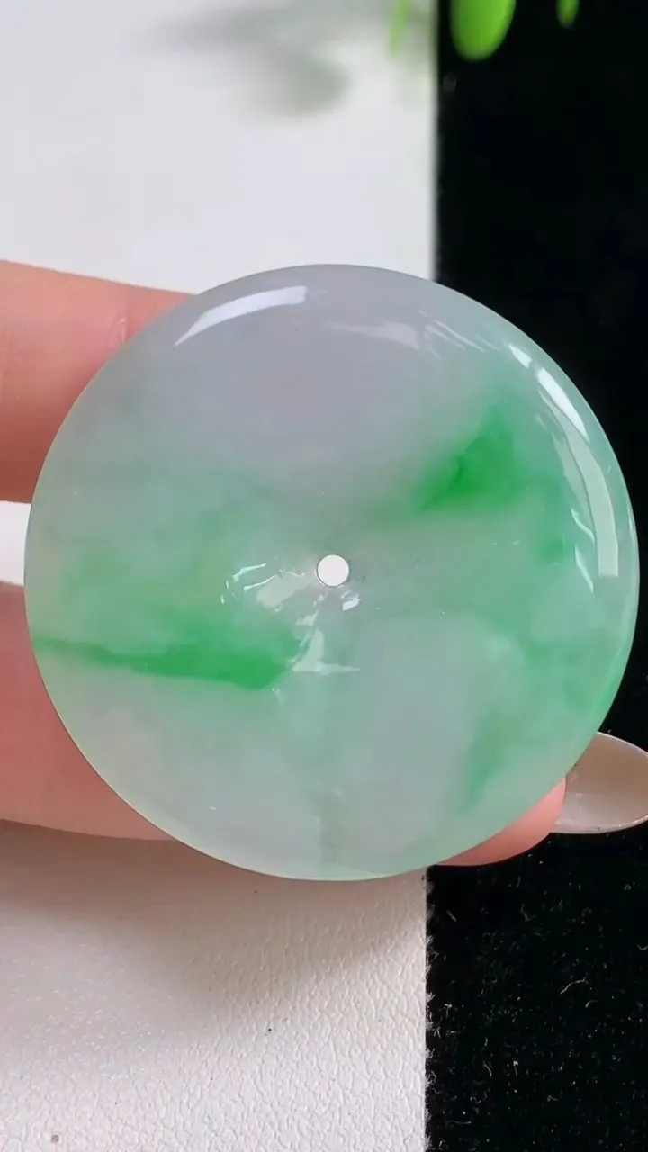 天然A货翡翠平安扣吊坠，尺寸39.2-5.4，重量:18.24g
10月29日