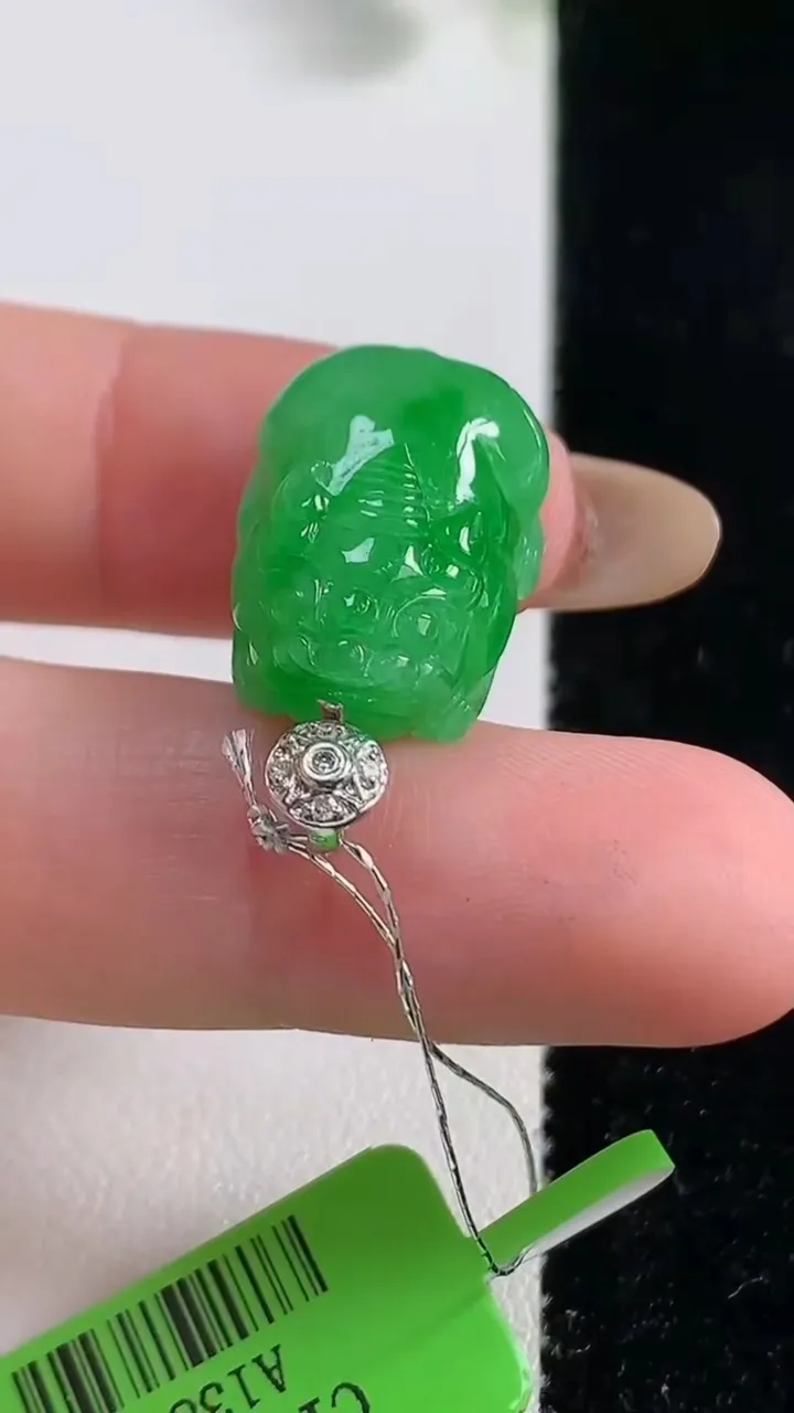 天然A货翡翠貔貅吊坠，尺寸20.2-14-9.2，重量:5.80g
10月29日