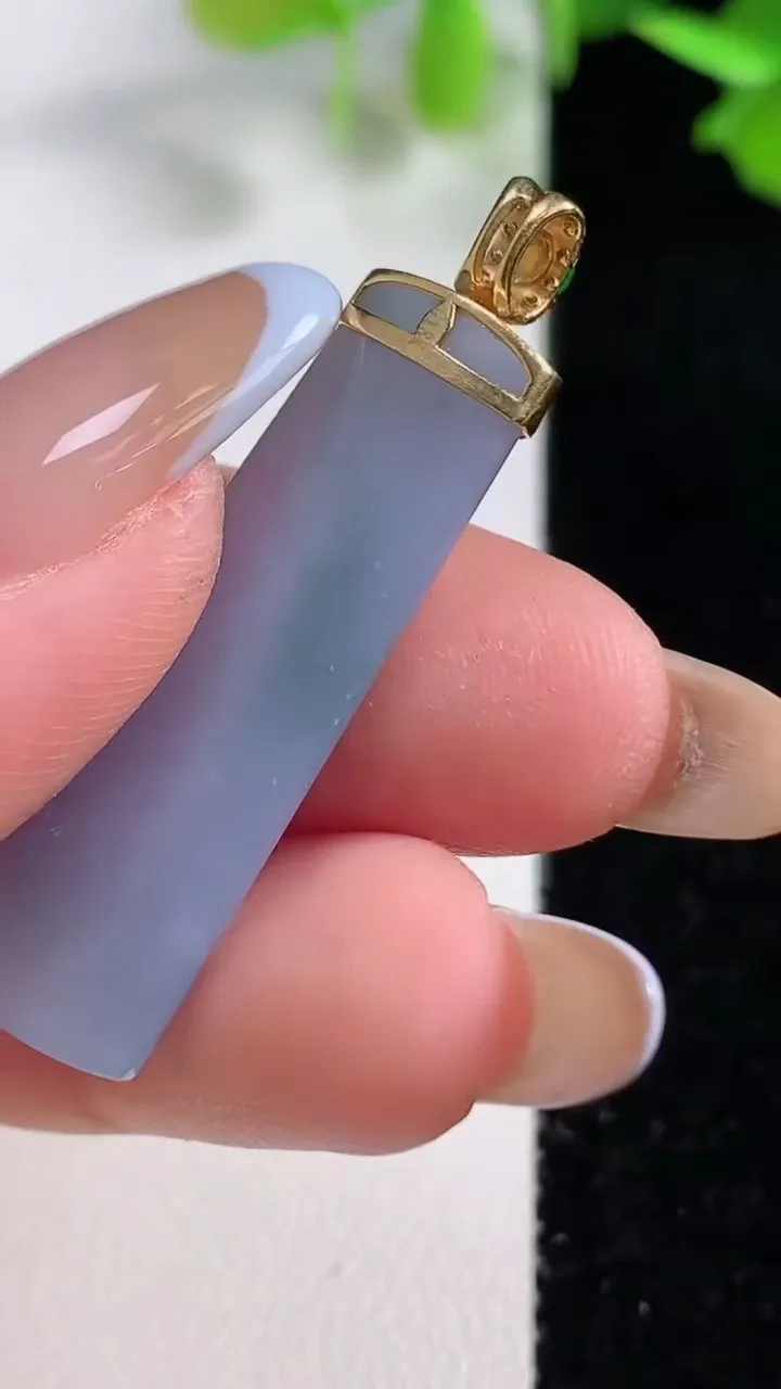 天然A货翡翠18K金紫罗兰无事牌吊坠，尺寸35.2-11.3-4.9，重量:5.45g
10月29日