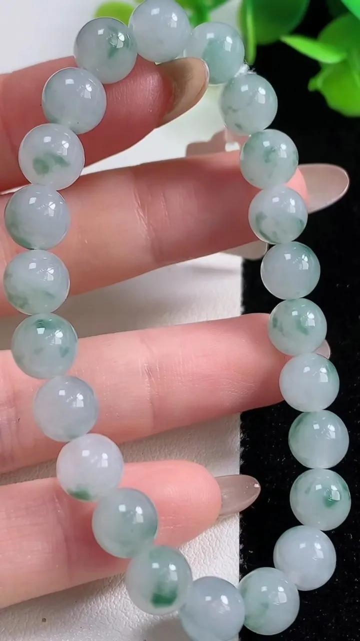 天然A货翡翠种飘花圆珠手串，尺寸7.8-23颗，重量:19.81g10月29日
工厂直销收藏佳品,种好水足，色泽均匀，有种有色，上手高大气！