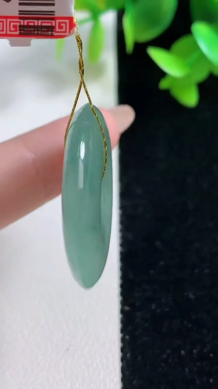 天然A货翡翠平安扣吊坠，尺寸30-5.7，重量:11.80g
10月29日