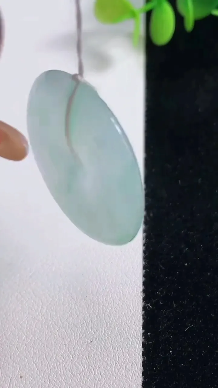 天然A货翡翠平安扣吊坠，尺寸33-5.6，重量:13.66g
10月29日