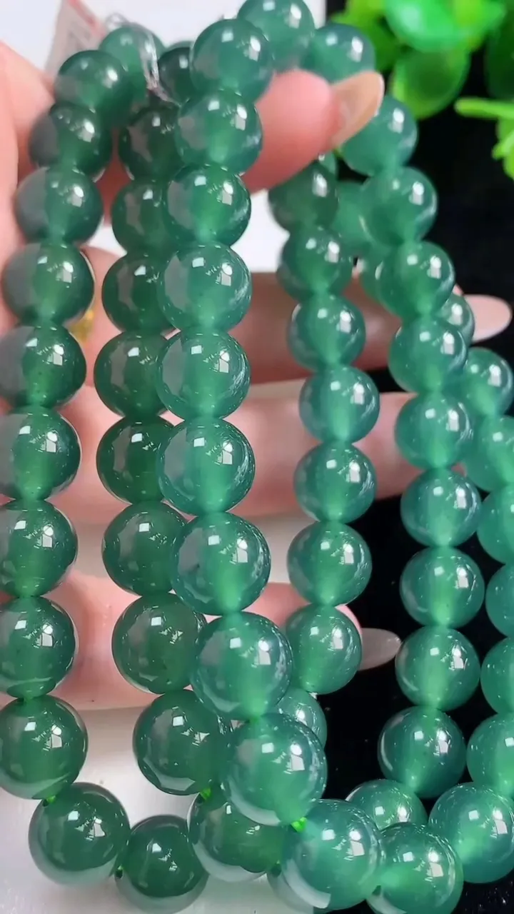 天然A货翡翠圆珠项链，尺寸10-68颗，重量:115.03g10月29日
工厂直销收藏佳品,种好水足，色泽均匀，有种有色，上手高大气！