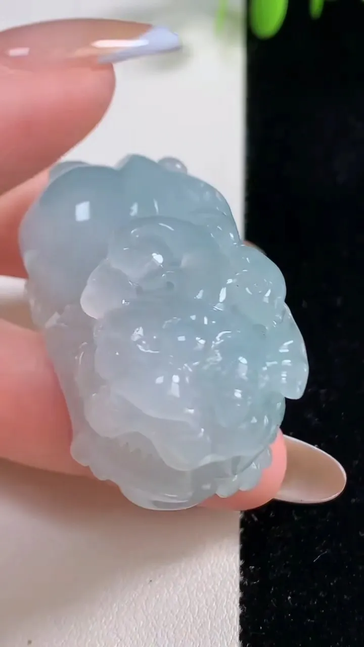 天然A货翡翠貔貅吊坠，尺寸47.2-24.3-22.4，重量:52.58g
10月29日