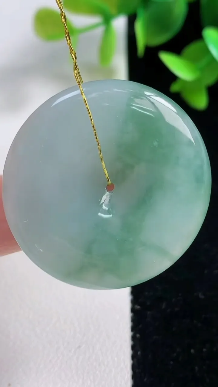 天然A货翡翠冰种飘花平安扣吊坠，尺寸34.7-5.5，重量:15.85g
10月29日