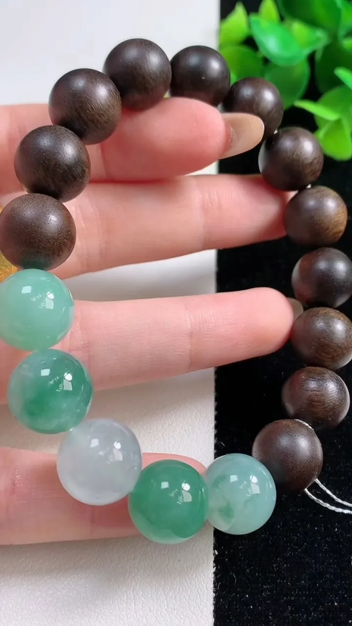 天然A货翡翠圆珠手串，尺寸12.8，重量:31.74g10月29日
工厂直销收藏佳品,种好水足，色泽