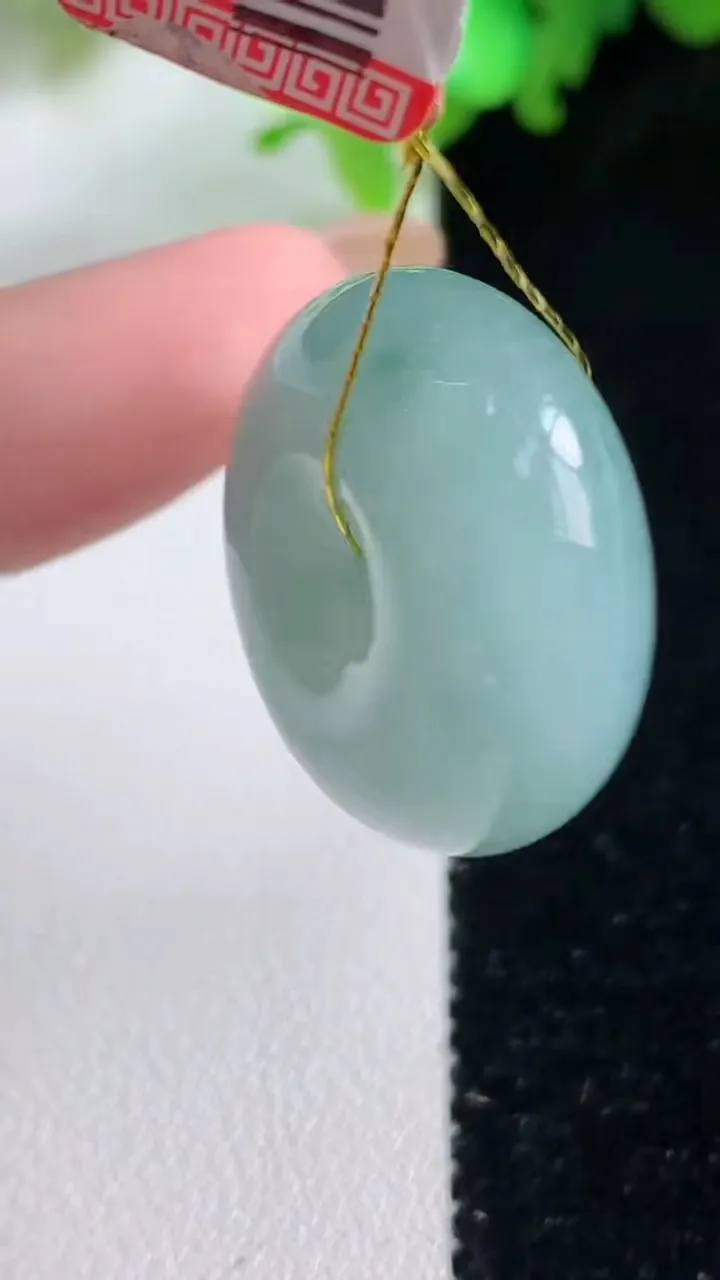 天然A货翡翠平安扣吊坠，尺寸24.7-11，重量:15.11g
10月29日