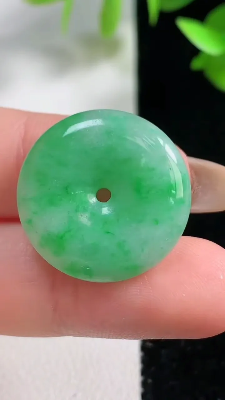 天然A货翡翠平安扣吊坠，尺寸22-4.6，重量:5.05g
10月29日